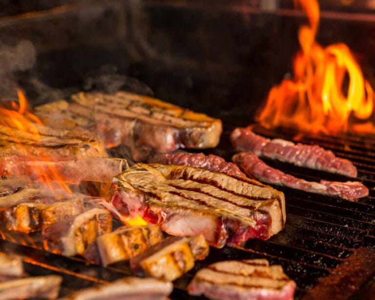 Viande grillée saignante